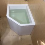 Сантехническая ванна пятиугольной формы 970х750 мм